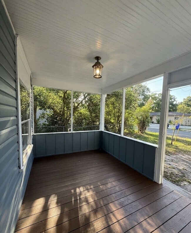 Foto del edificio - NICE 3BR/1BA Lakeland Home w/Large Covered Porch