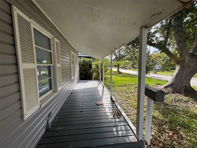 Building Photo - 612 Winding Way St