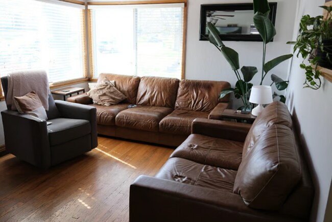 Building Photo - June 2025 - SFH Rental in Englewood 3 bed ...