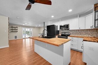 Building Photo - 1605 Rosemont Dr