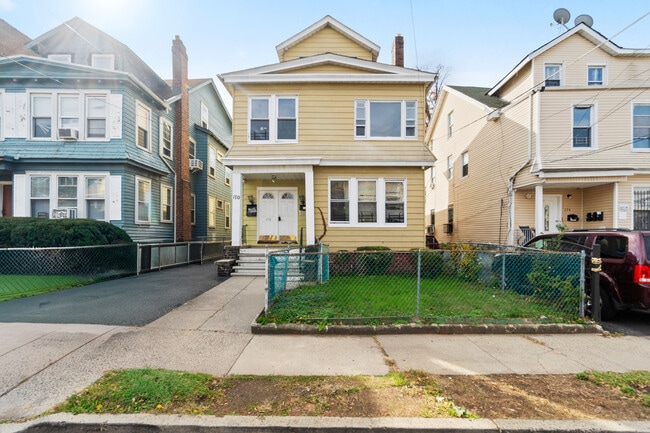 Building Photo - 170 Mapes Ave