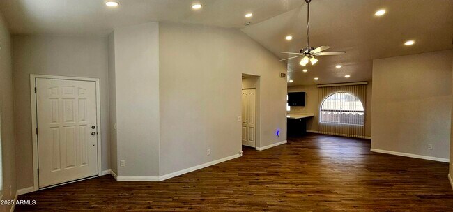 Foto del edificio - 841 E Lovegrass Dr
