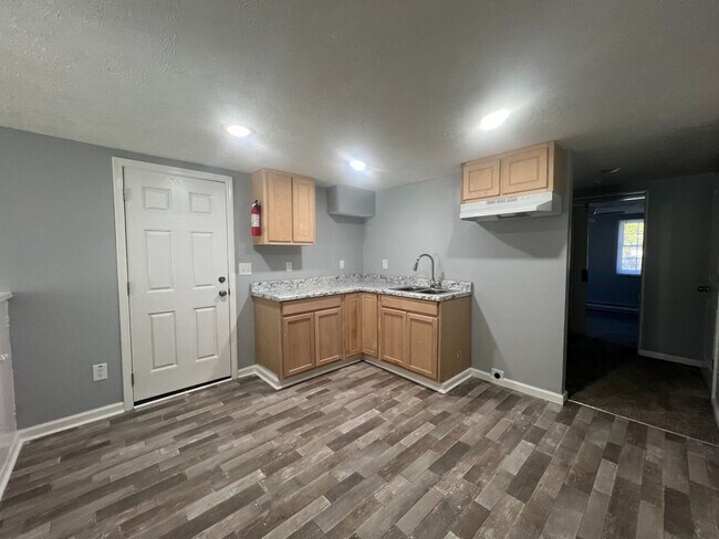 Foto del edificio - 2218-C Murchsion Rd. ~Murchison