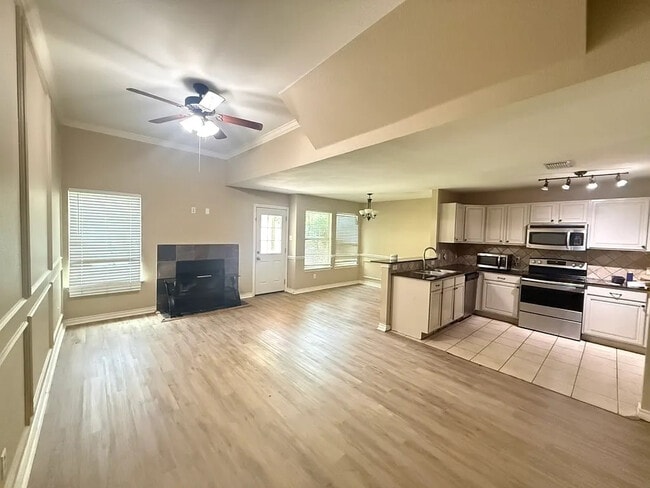 Building Photo - Room in Townhome on Oceanside Dr