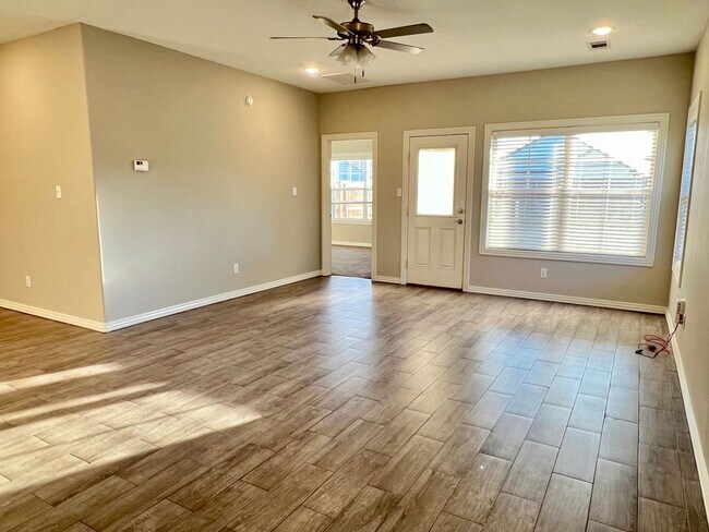 Building Photo - Beautiful 3B/2B Townhome in Chaffee Crossi...