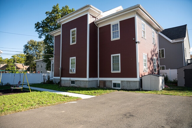 Building Photo - 138 Putnam St