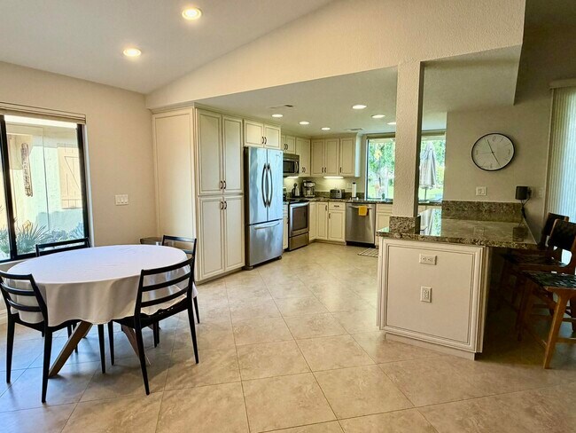 Foto del edificio - 254 Santa Barbara Cir