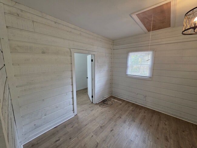 Building Photo - FOR LEASE Charming All-Brick Home on 1 Acr...