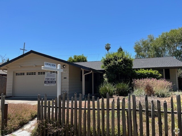 Building Photo - 712 W Knickerbocker Dr