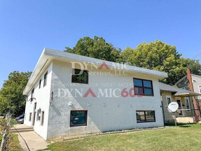 Building Photo - 1BD/1BA Garden Level Apartment in 6-Plex