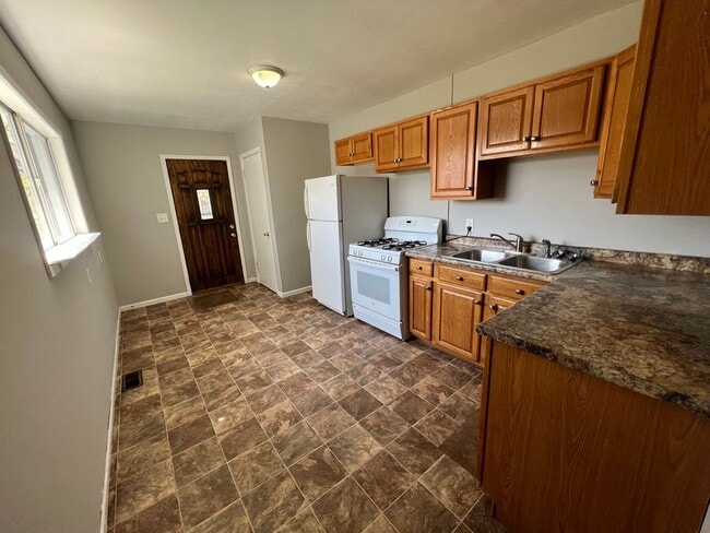 Building Photo - 3 bedroom 1 bath home in Rock Island