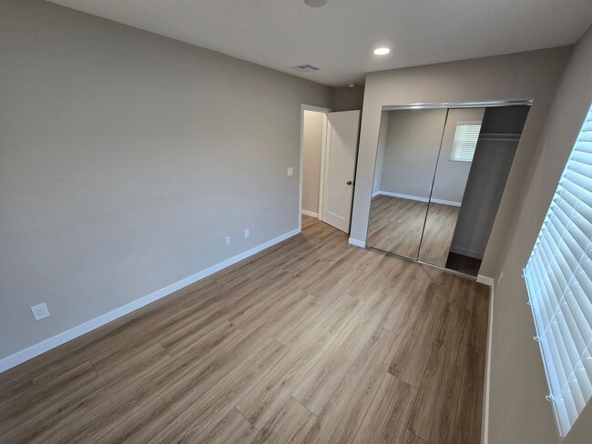 Building Photo - Large 6 bed 3 bath House on East Falls! Co...