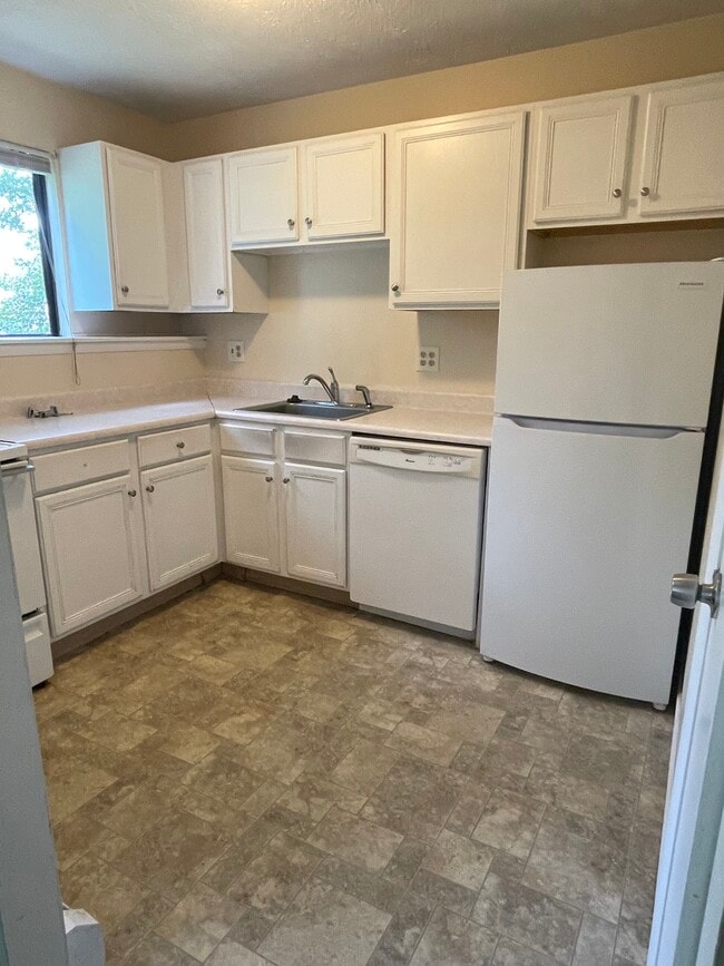 Building Photo - 343 Oakland St