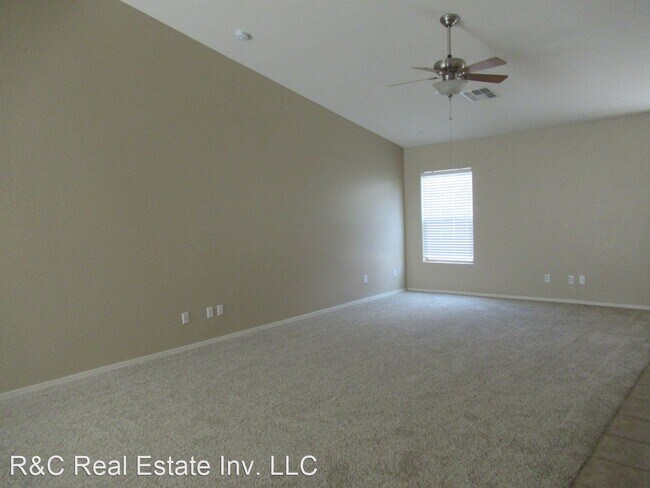Building Photo - 3 br, 2 bath House - 564 E. Payton St.