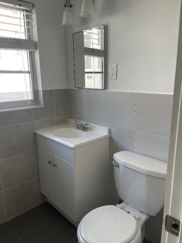 Building Photo - 916 W 42 St