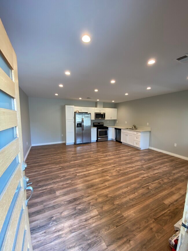 living/kitchen/dining - 6714 Cedros Ave
