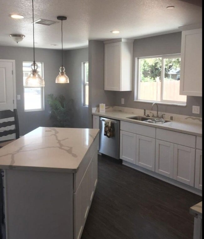 Building Photo - Home for Rent in Sacramento
