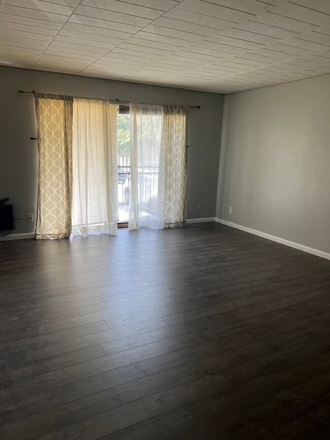 living room - 422 Forest Green Dr