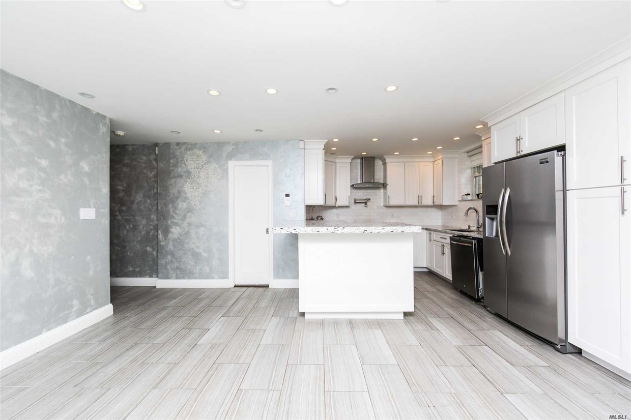 Foto principal - 61-28 169th St