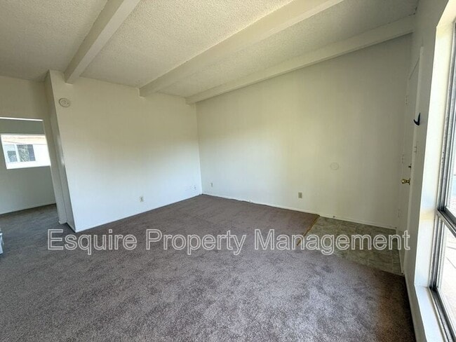 Building Photo - 2050 N Ventura Rd