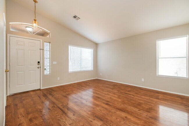 Foto del edificio - 131 S Bedford Dr