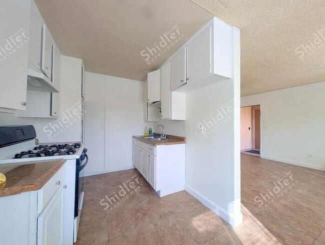 Foto del edificio - Upstairs 2 Bedroom 1 Bath with Massive Walk In Closet, Covered Gated Parking