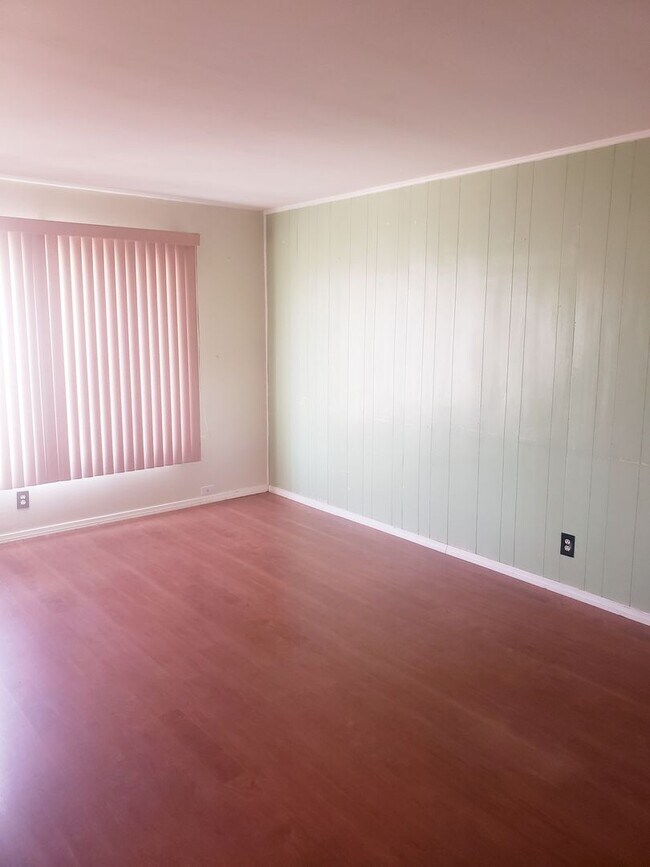 Building Photo - Super cute Northeast Heights home on a lar...
