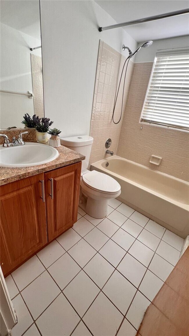 Building Photo - 809 Twin Lakes Dr