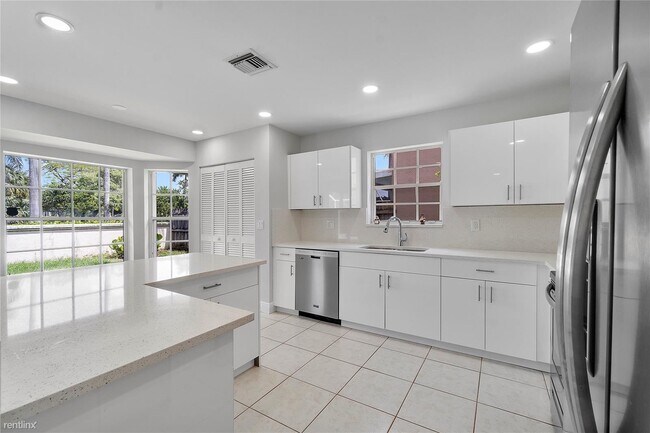 Building Photo - 4 br, 2.5 bath House - 7121 NW 32nd St