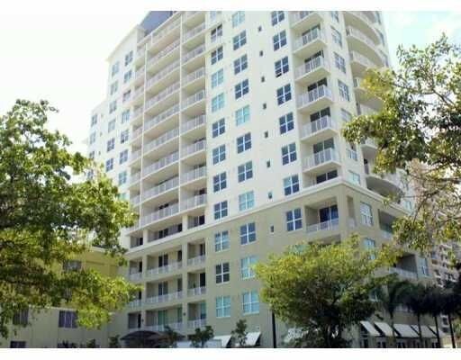 Edificio - 3180 Coral Way
