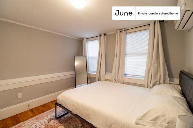 Foto del edificio - Private bedroom in 4 bed/2 bath Home