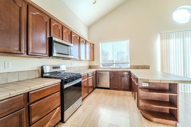 Building Photo - ? Spacious 4-Bedroom, 2.5-Bathroom Home in...