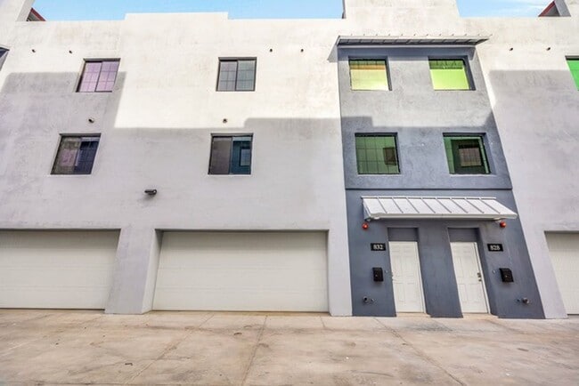 Building Photo - 834 S Farmer Ave