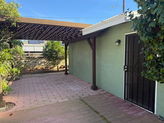 Building Photo - Great home close to the beach