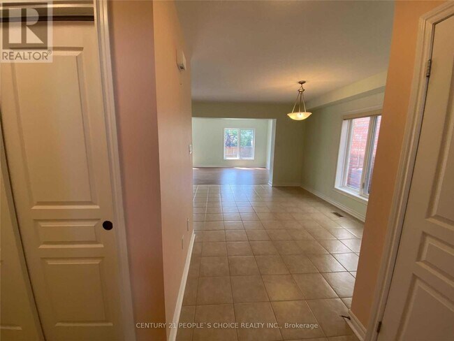 Building Photo - 530 Isaiah Cres