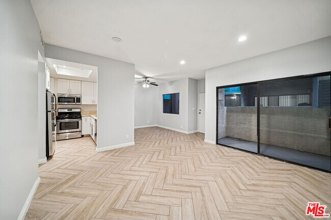 Foto del edificio - 5751 W Olympic Blvd