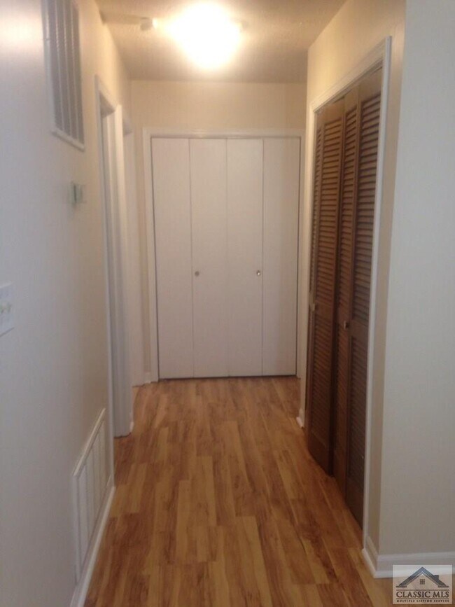 Foto del edificio - 657 Whit Davis Rd