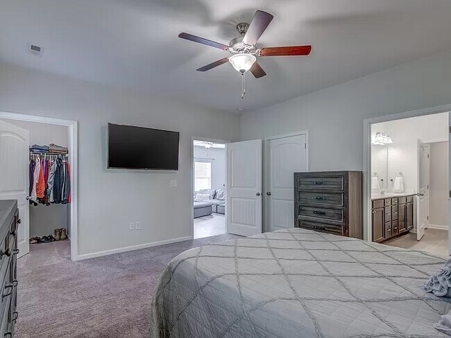 Master Bedroom - 103 S Rose Hill Dr