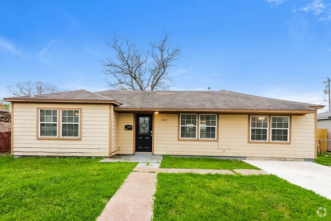 Building Photo - 1202 Trimm Ave