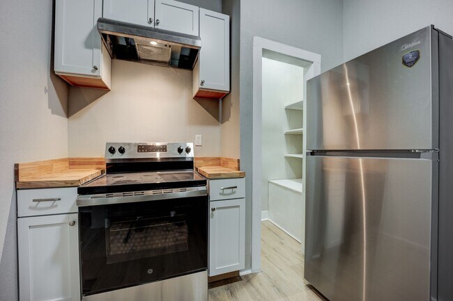 Building Photo - Freshly Updated 3 Bedroom House