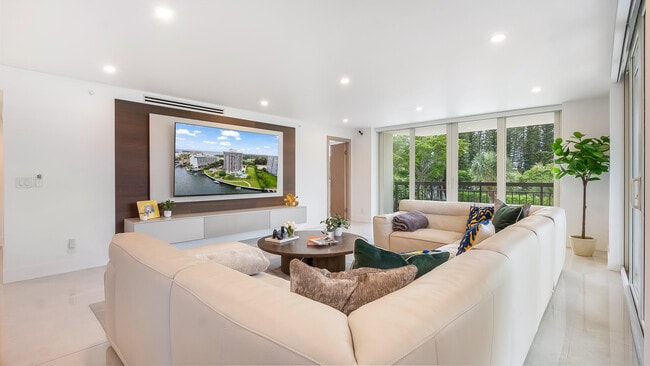 Building Photo - 901 E Camino Real