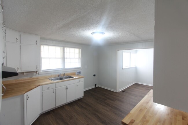 Building Photo - 3 Bedroom, 1 Bath! New on the Market and N...