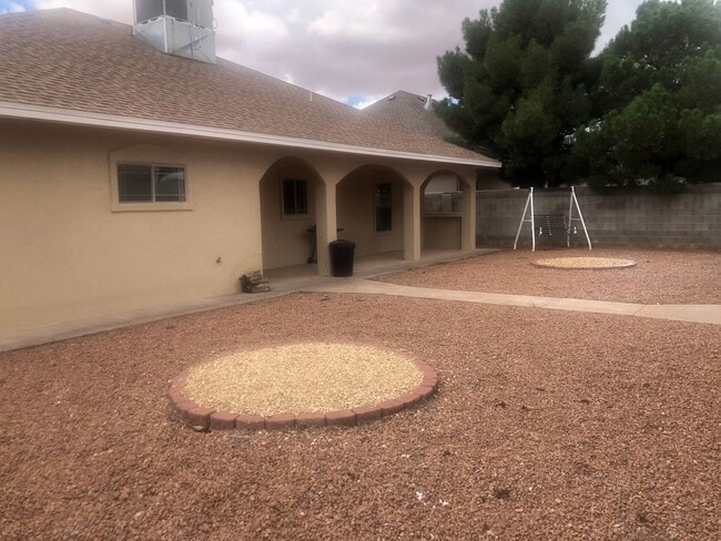Building Photo - Beautiful 3 bedroom 3 bath home!