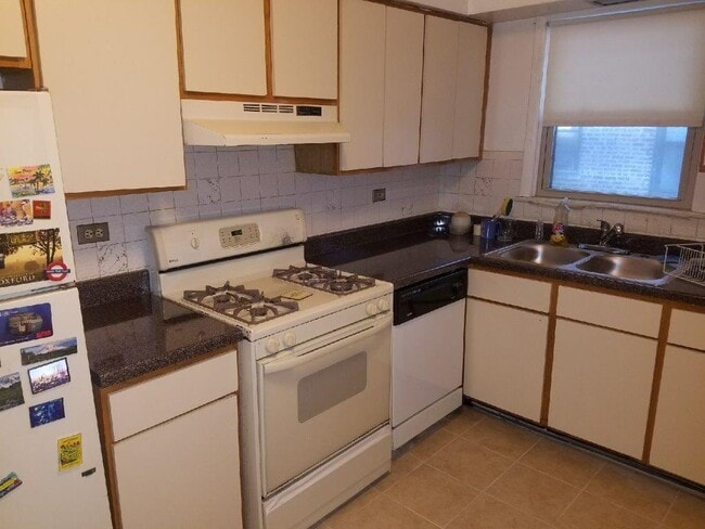 Building Photo - 1318 W Lunt Ave