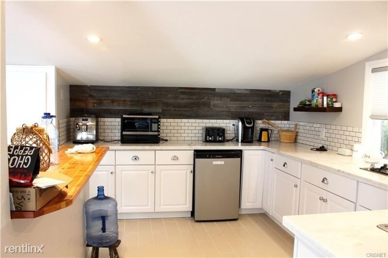 Foto principal - 28965 Lakeshore Dr