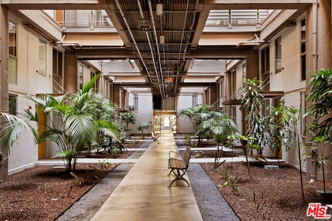 Foto del edificio - 1130 Flower St