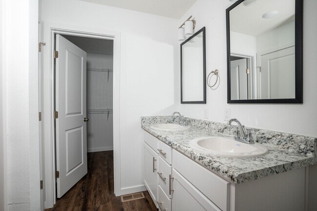 Foto del edificio - BRAND NEW 3 BEDROOM HOME - BOLIVAR, MO