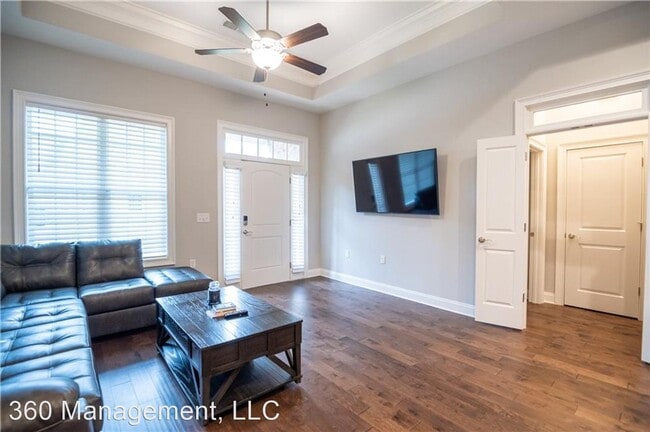 Building Photo - 3 br, 3 bath House - 688 Villas Way #101