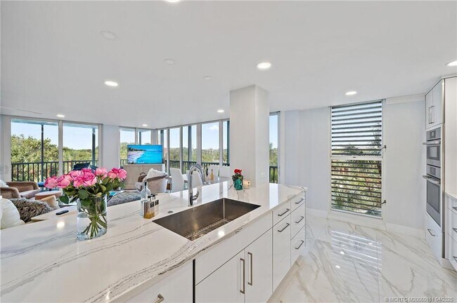 Building Photo - 669 NE Plantation Rd