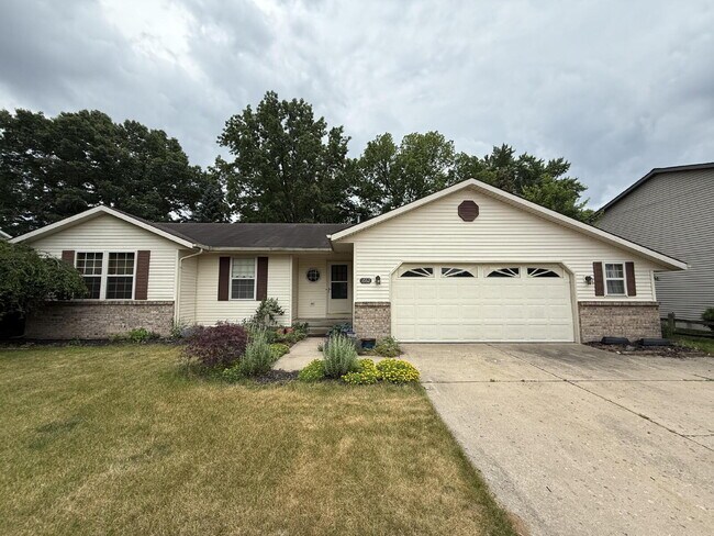 Foto del edificio - Charming 3-Bedroom Home with Finished Base...